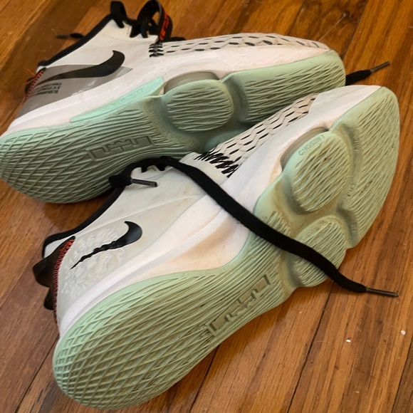 Nike Basketball Shoes - 7Y - Picture 5 of 6